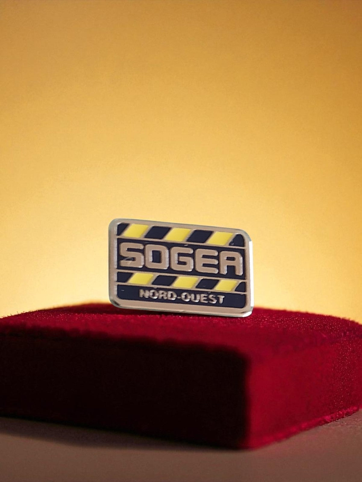 Pin's émaillé SOGEA Nord-Ouest vintage rétro publicitaire, plaque rectangulaire