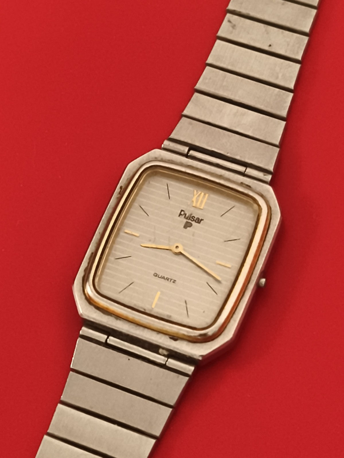 Montre vintage Pulsar quartz carrée acier bicolore ancien modèle rétro