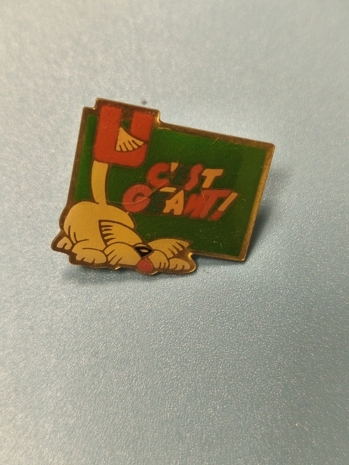 Vintage pin's publicitaire Géant Casino chien U C'est Géant vert