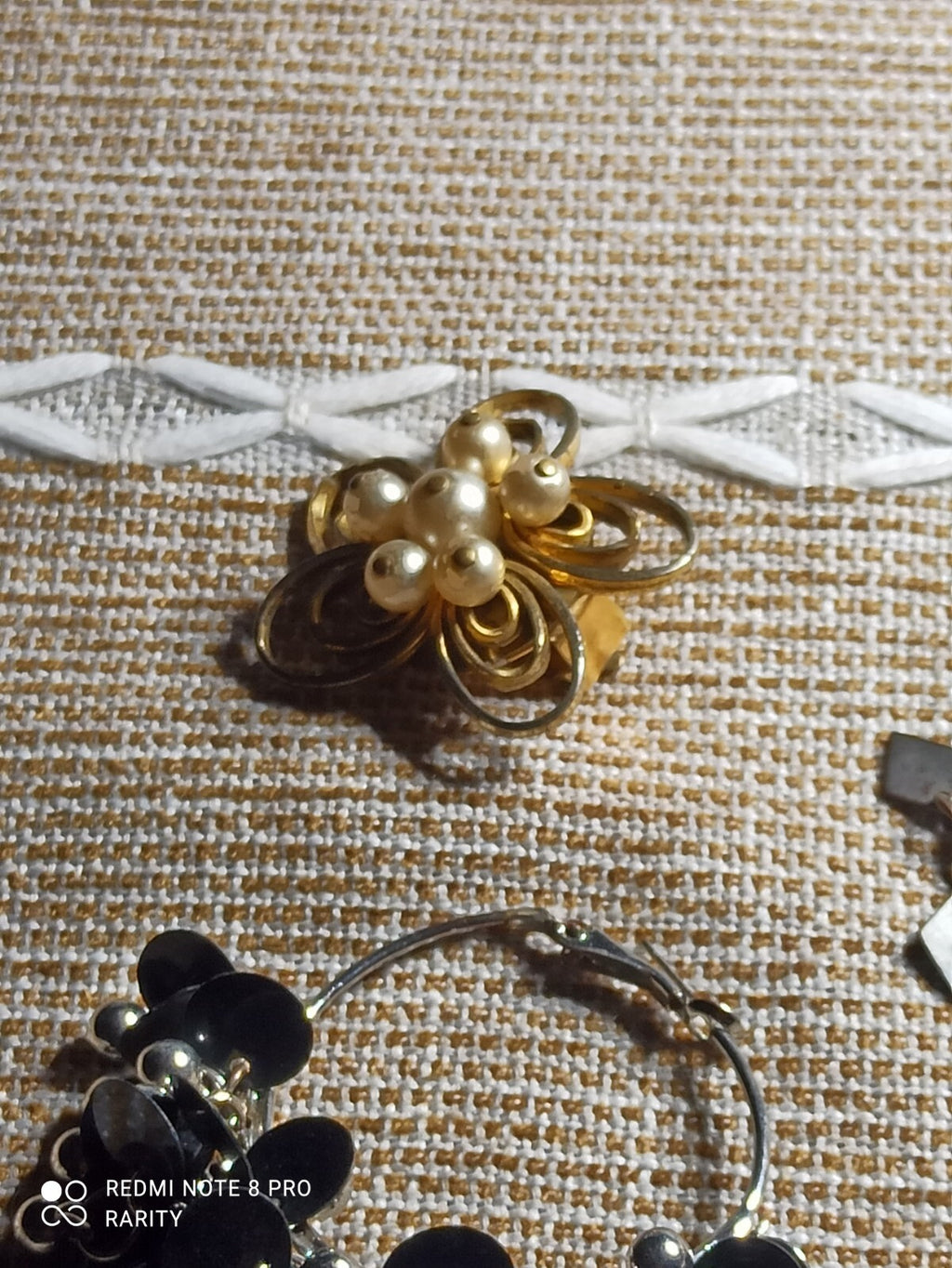 Lot vintage boucles d?oreilles fantaisie dépareillées, doré noir, bijou rétro