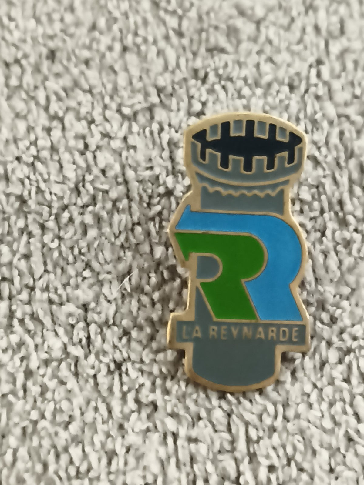 Pin's vintage LA REYNARDE blason émaillé logo R vert bleu (Ref 3)