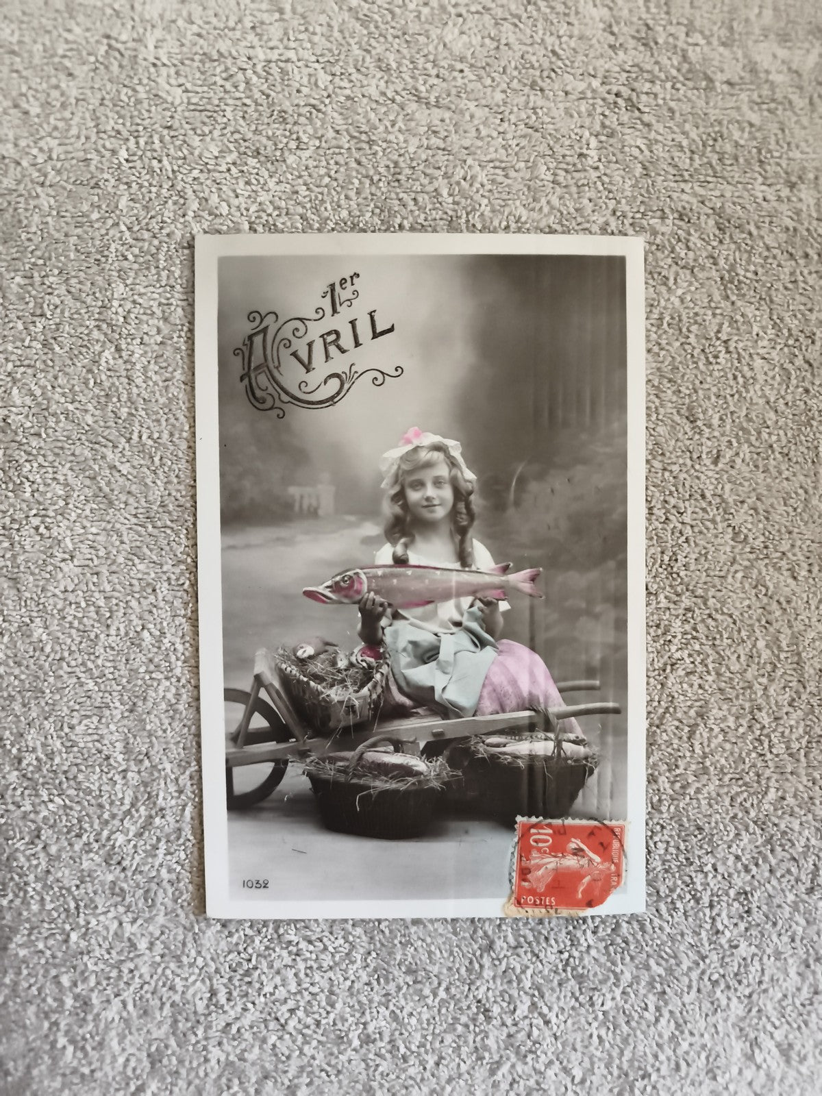 Carte postale CPA 1er Avril fillette poisson timbre France