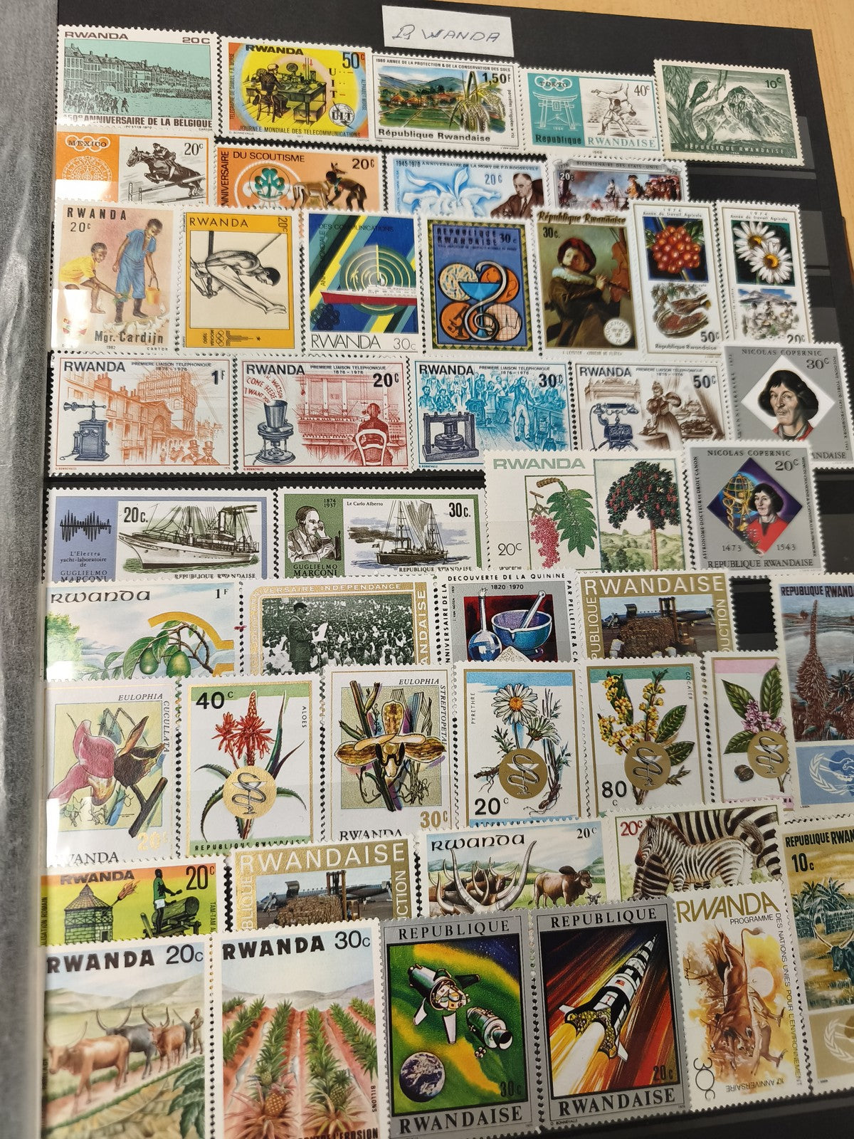 Lot timbres Rwanda thématiques colorés animaux fleurs sports occasions diverses