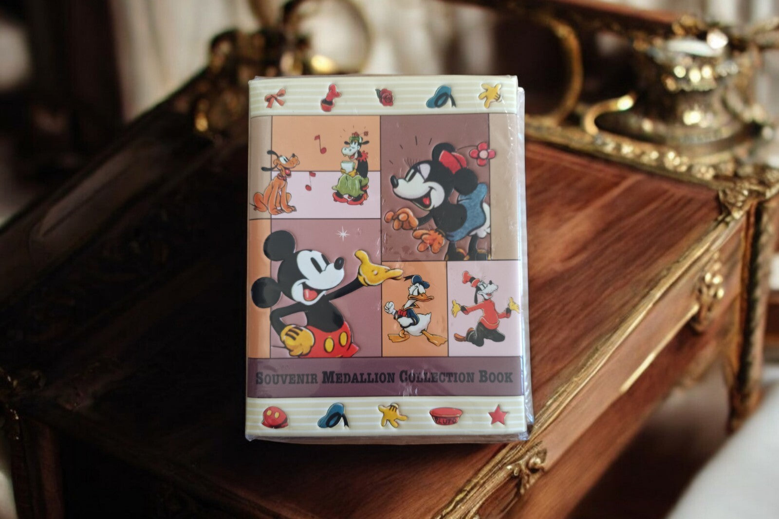 Livre Médaillon Disney Tokyo Disneyland Souvenir Medallion Book