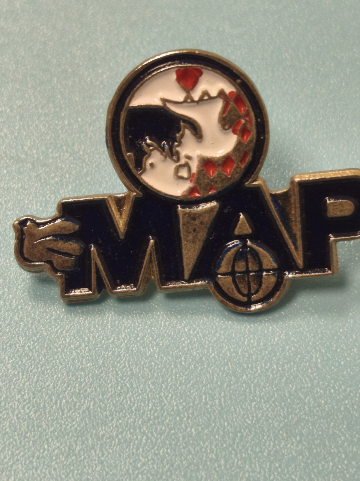 Vintage pin's MAP émaillé bleu noir motif géographique ancien collection