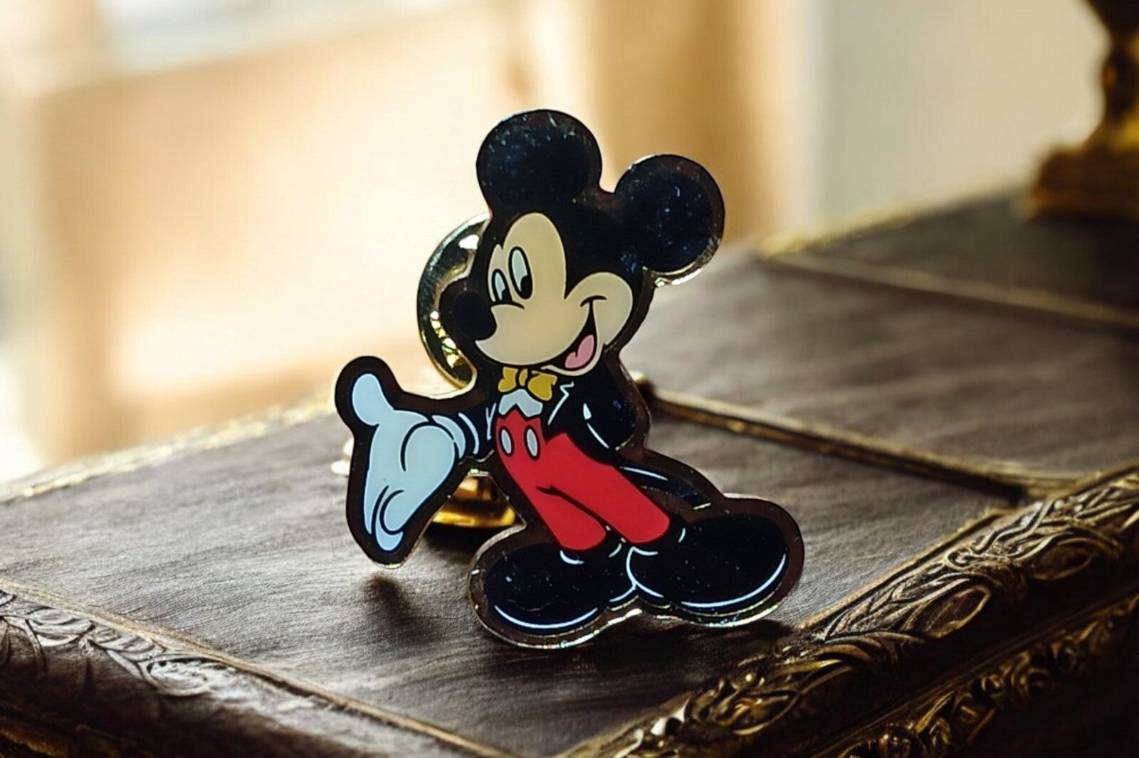 Pin's Mickey Mouse Tokyo Disneyland vintage 1990s badge Disney émaillé