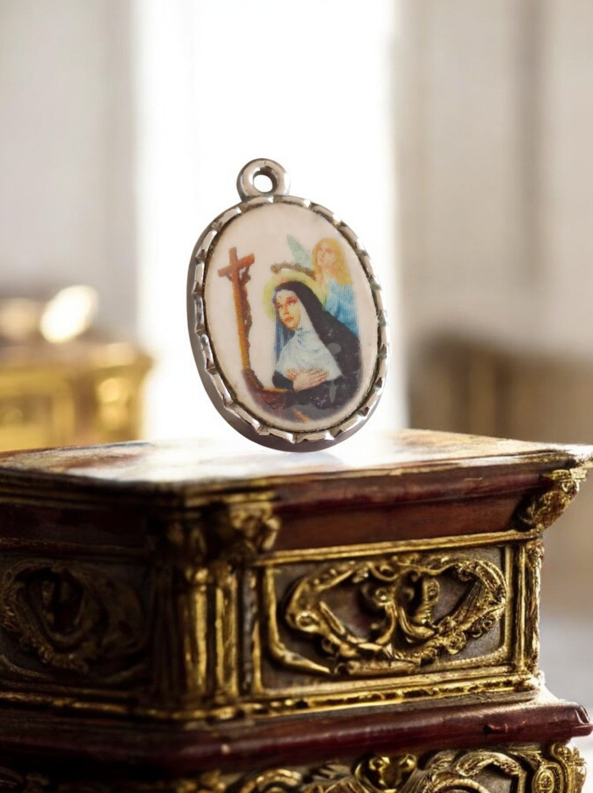 Pendentif religieux catholique vintage métal image sainte ovale médaillon ancien