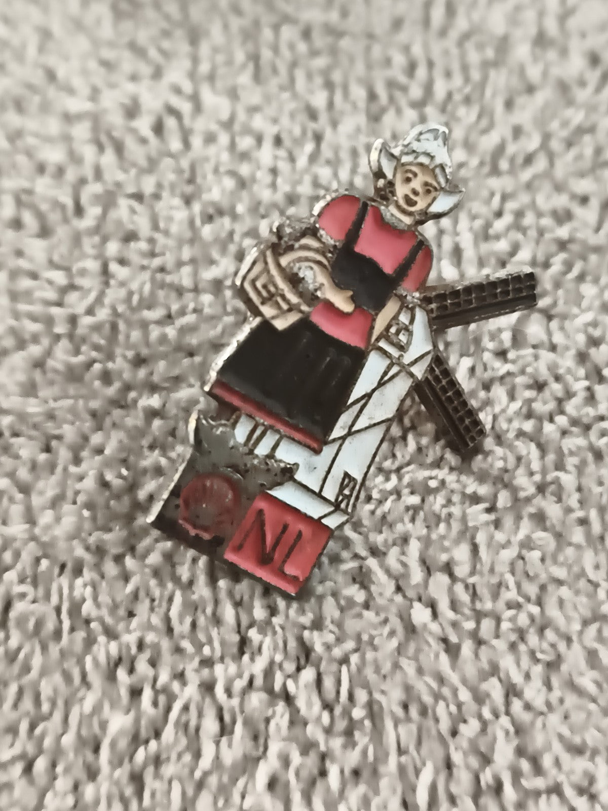 Pin's vintage Pays-Bas NL, moulins et costume hollandais, émaillé ancien (Ref 5)