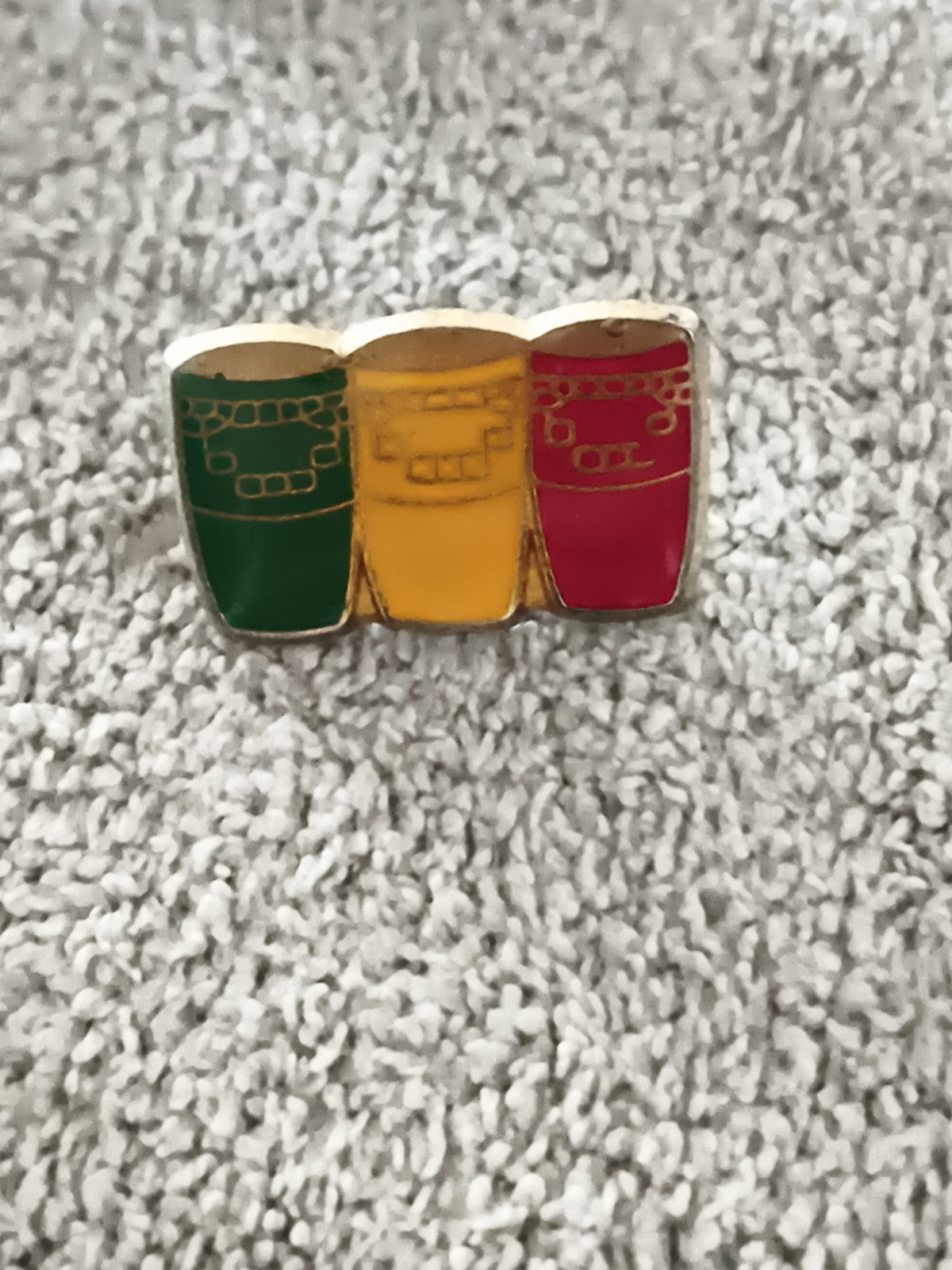 Pin's vintage trois poubelles couleurs vert jaune rouge émaillé (Ref 9)