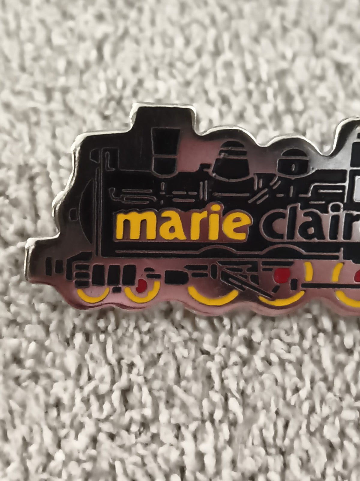 Pin's vintage locomotive Marie Claire train émaillé, badge ancien, (Ref 4)