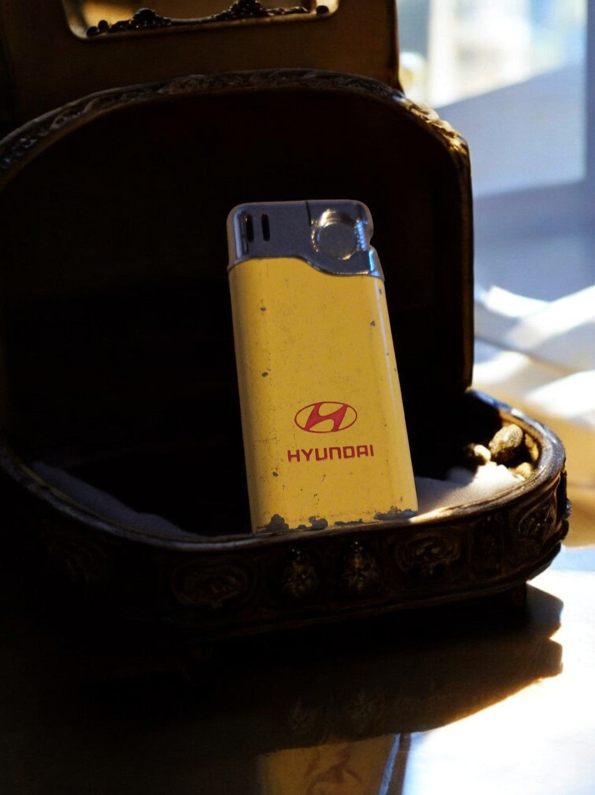 Briquet vintage Hyundai jaune, aspect métal, ancien état usé, logo rétro