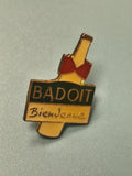Pin's vintage Badoit Bienvenue bouteille jaune et rouge collection boisson minér