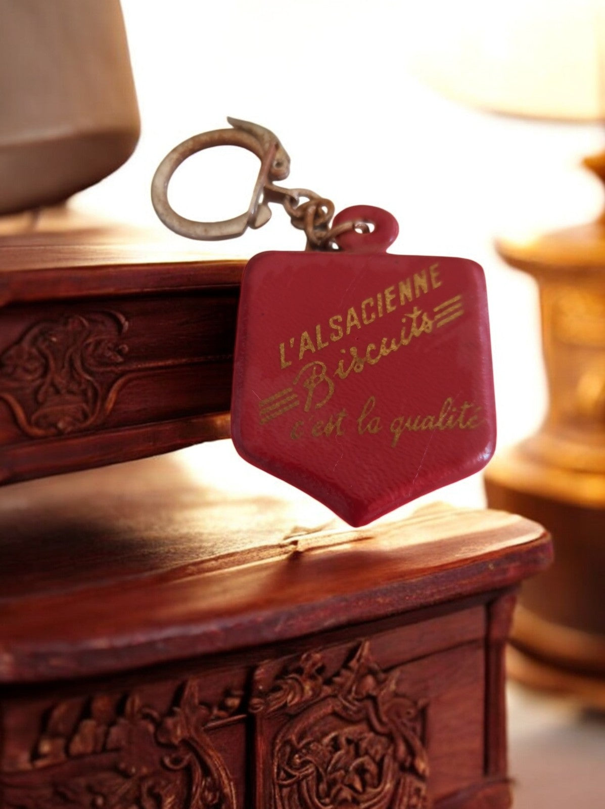Porte-clés publicitaire vintage L’Alsacienne Biscuits rouge, années 60 rétro