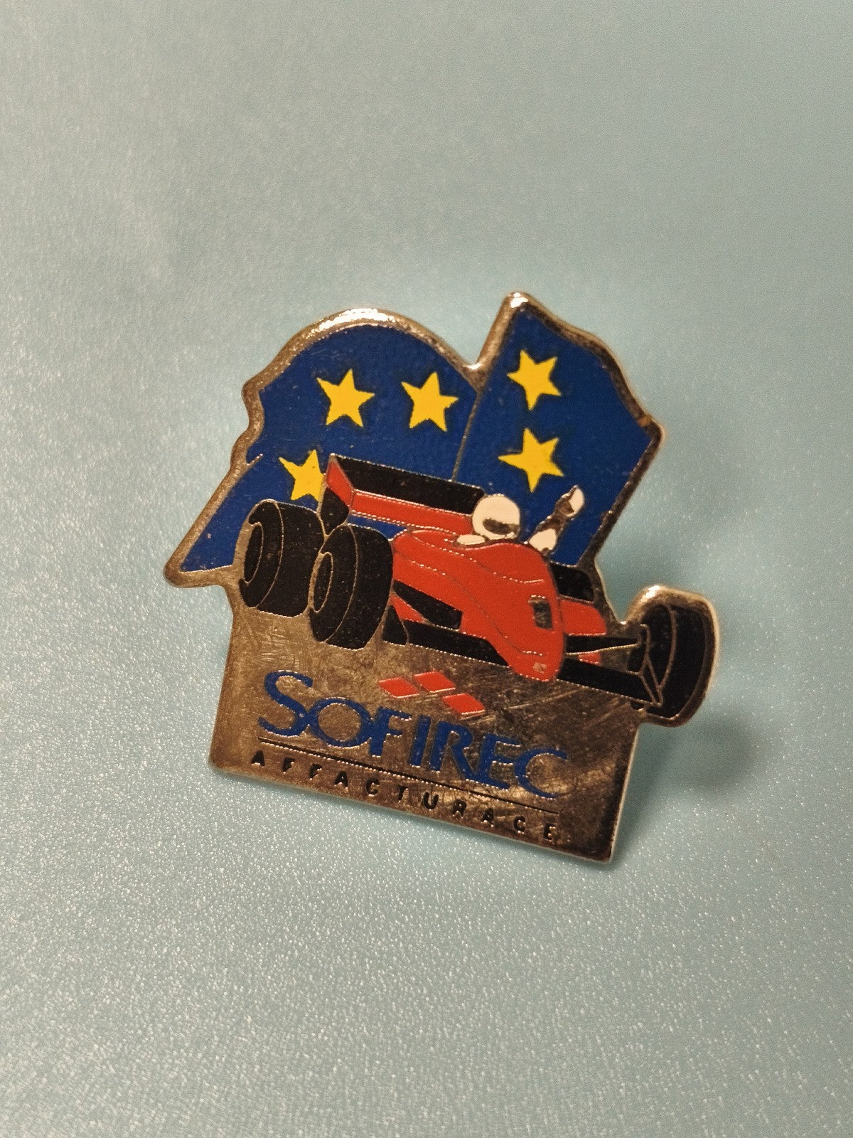Pin's vintage Sofirec Formule 1 auto rouge étoiles Europe collection course