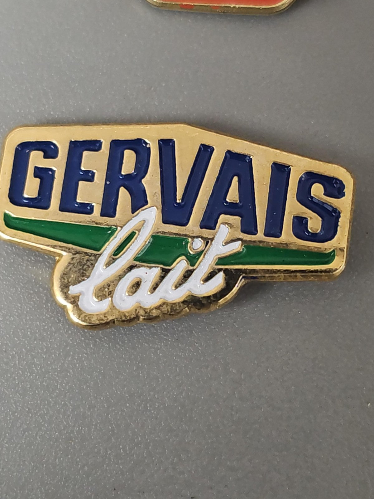 Pin's ancien Gervais vintage rétro collection badge publicitaire France rare