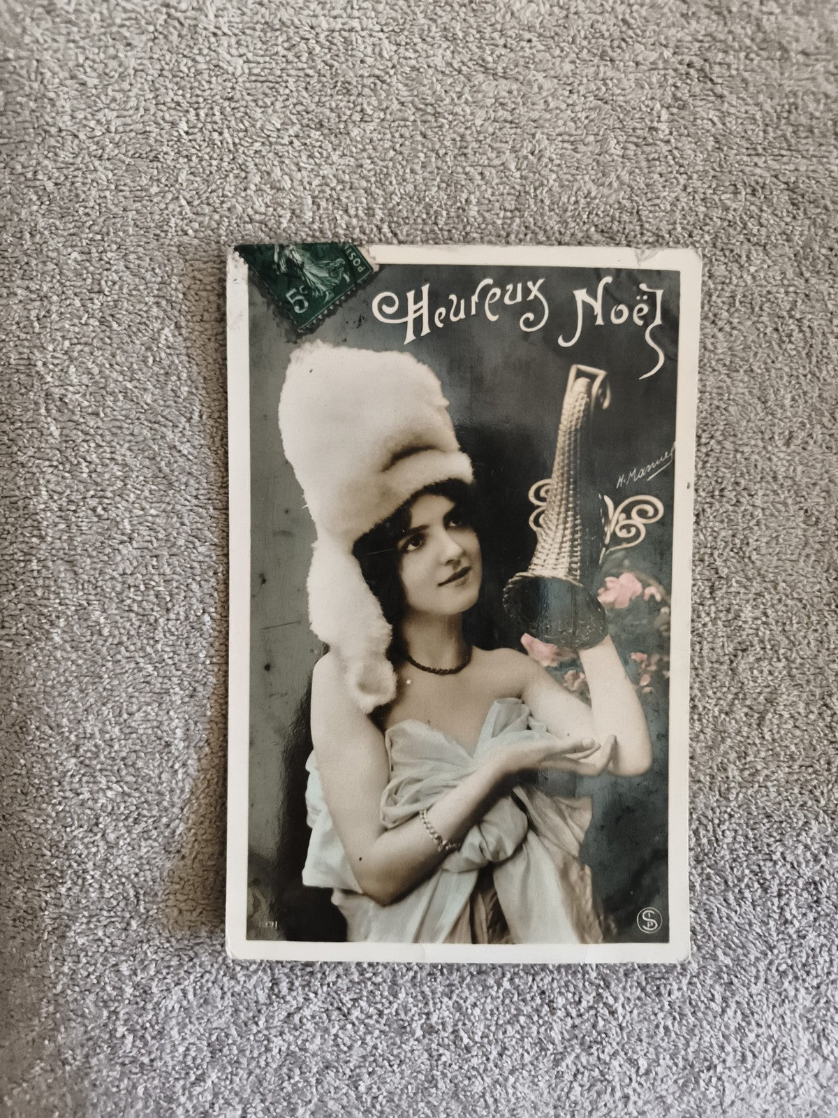 Carte postale ancienne Heureux Noël femme chapeau fourrure CPA début XXe