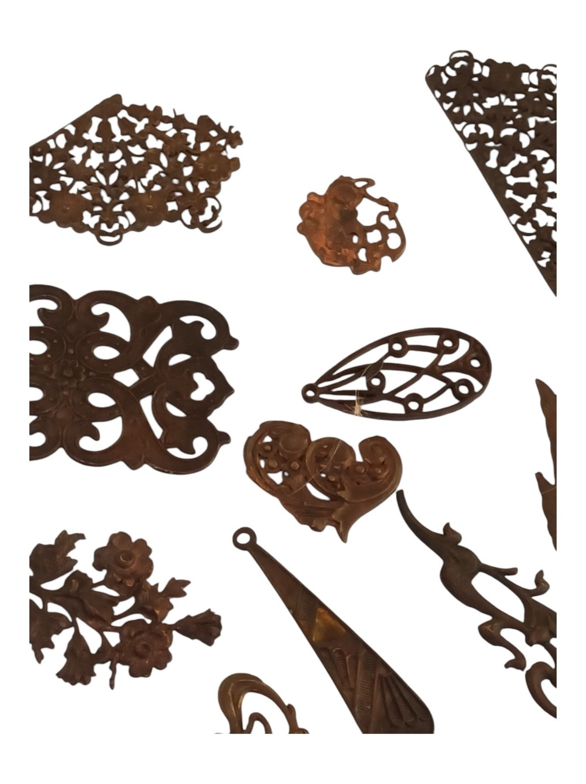 Lot breloques laiton ajouré, ornements vintage début XXe, déco bijoux