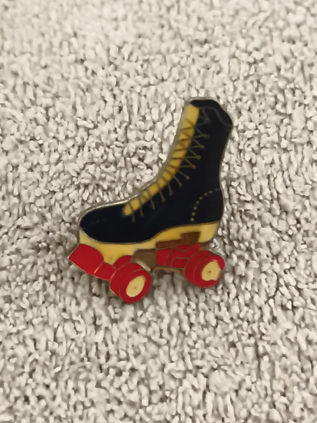 Pin's vintage patin à roulettes noir rouge, badge rétro old school (Ref 1)