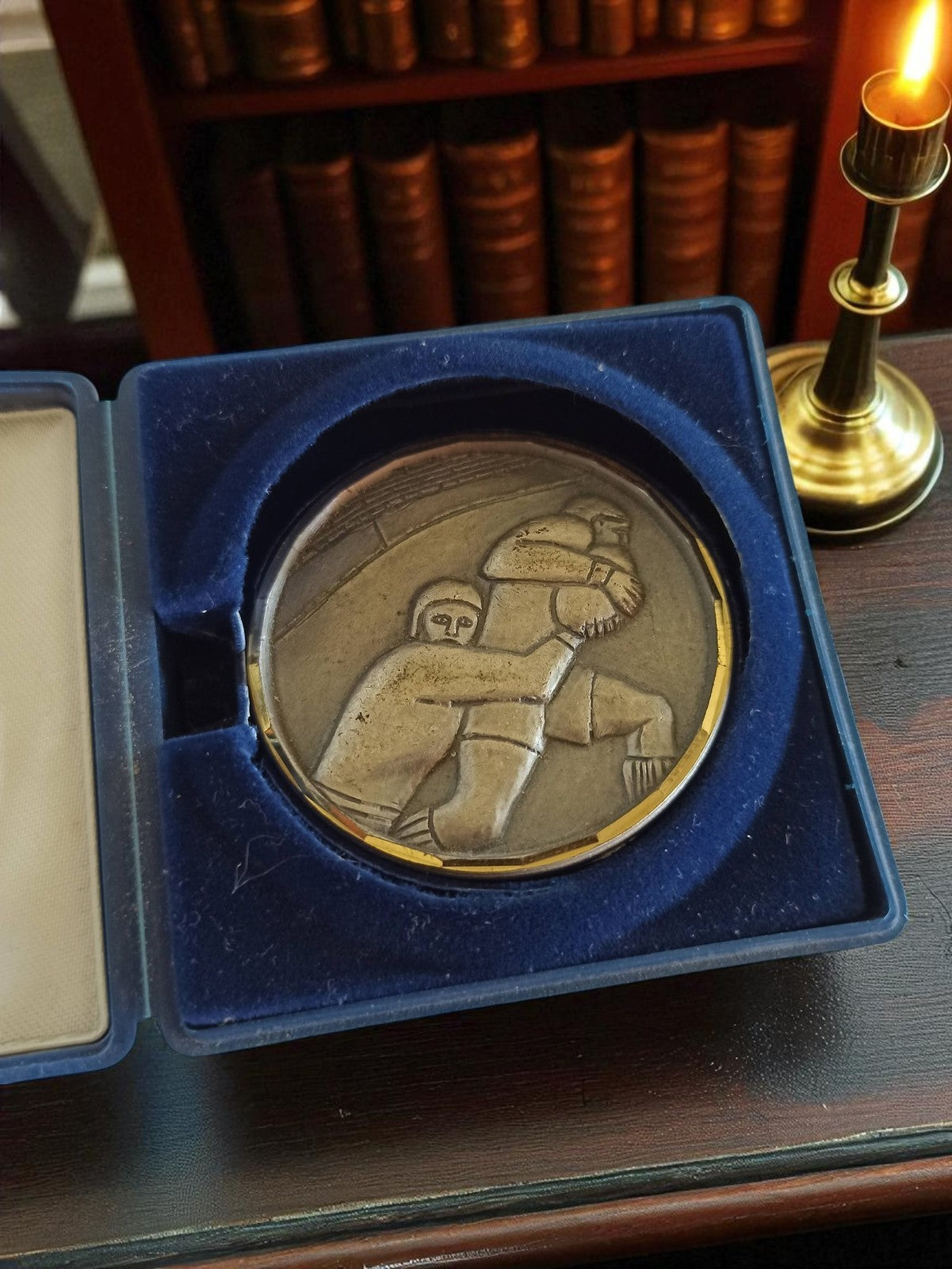 Médaille handball bronze vintage – Relief joueur ancien sport déco