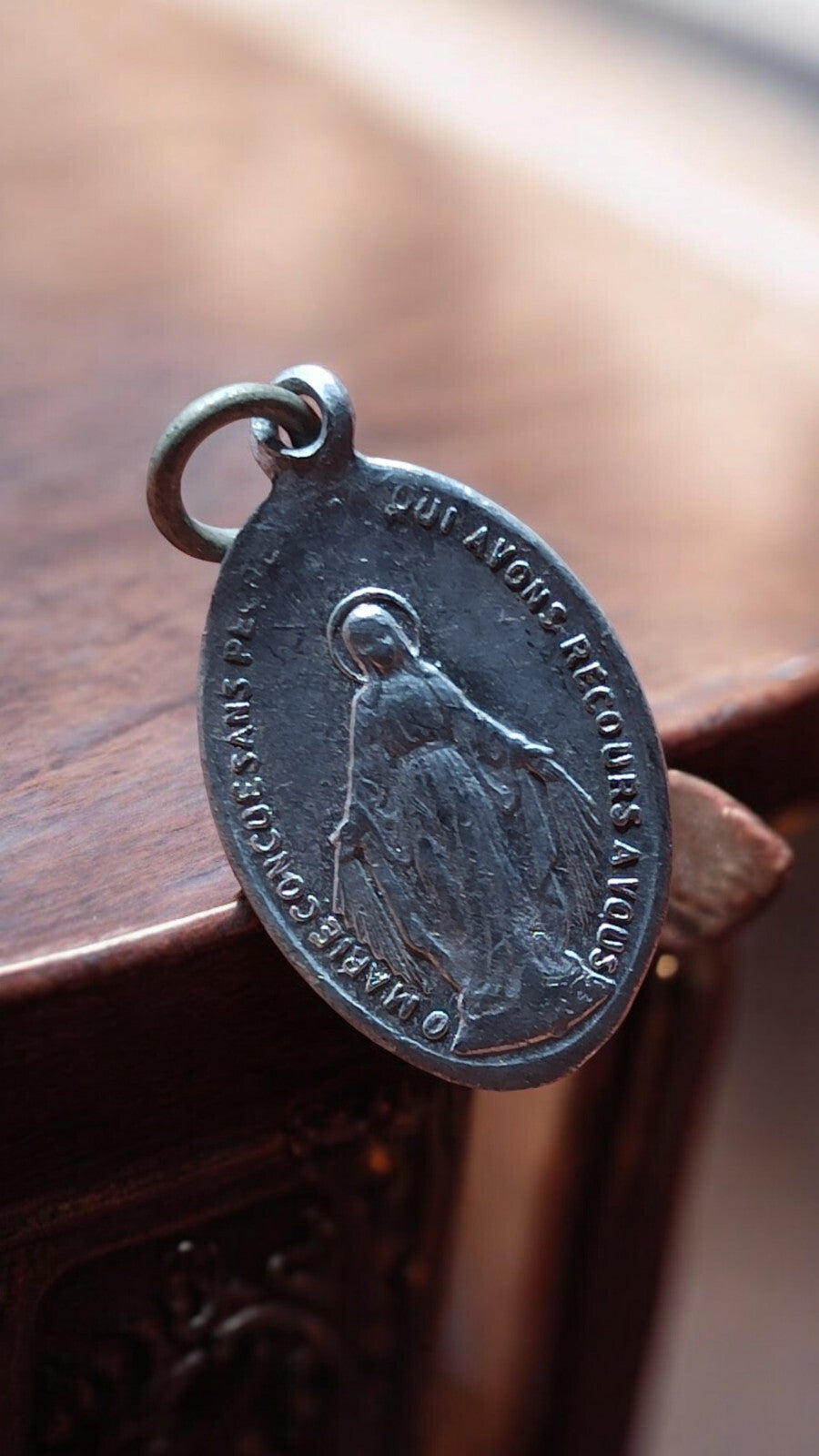Médaille religieuse vintage bronze Vierge Miraculeuse ovale ancienne