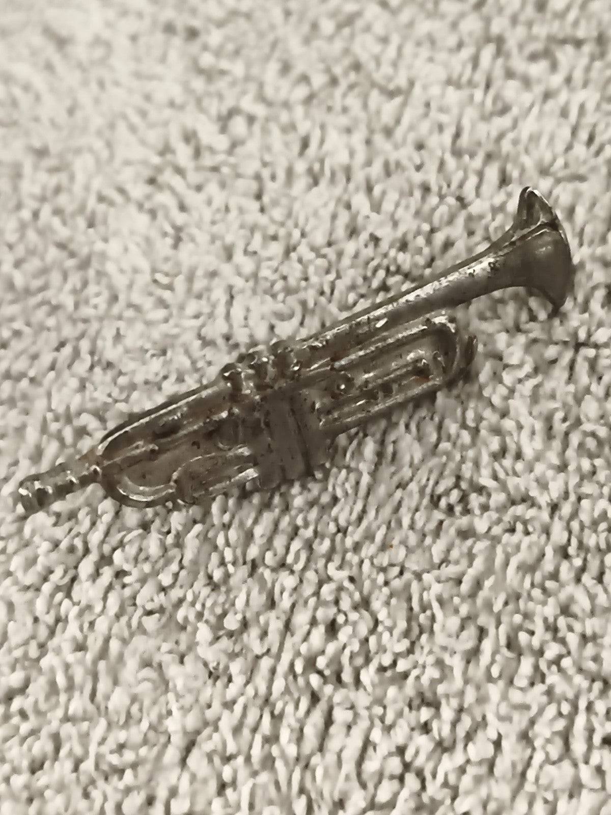 Pin's vintage trompette aspect métallique instrument musique rétro (Ref 2)