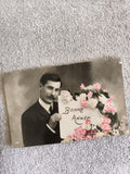 Carte postale ancienne Bonne Année homme costume fleurs CPA
