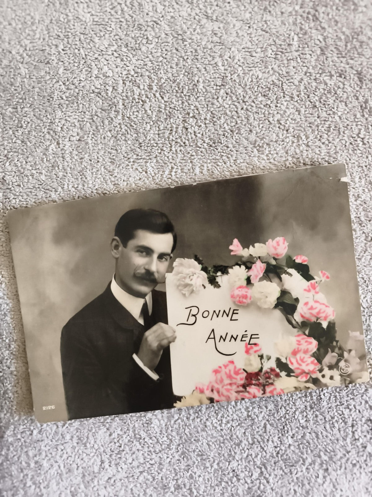 Carte postale ancienne Bonne Année homme costume fleurs CPA