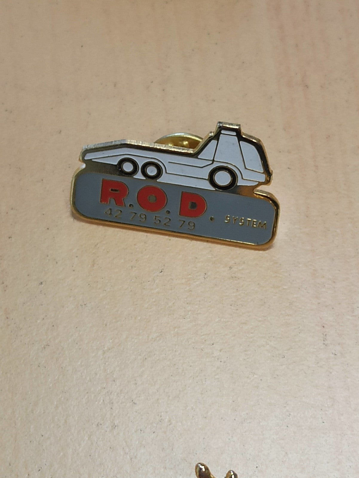 Pin's vintage R.O.D SYSTEM camion plateau, badge publicitaire rétro ancien