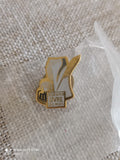 Pin's vintage Le Grand Livre du Mois plume dorée rétro badge ancien