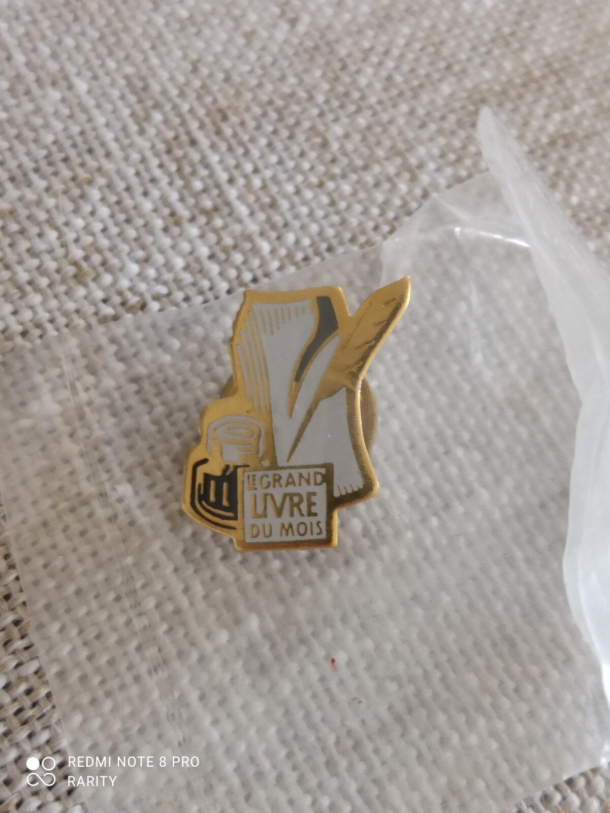 Pin's vintage Le Grand Livre du Mois plume dorée rétro badge ancien