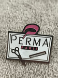 Pin's vintage PERMA Paris coiffeur logo ciseaux peigne années 80 rétro