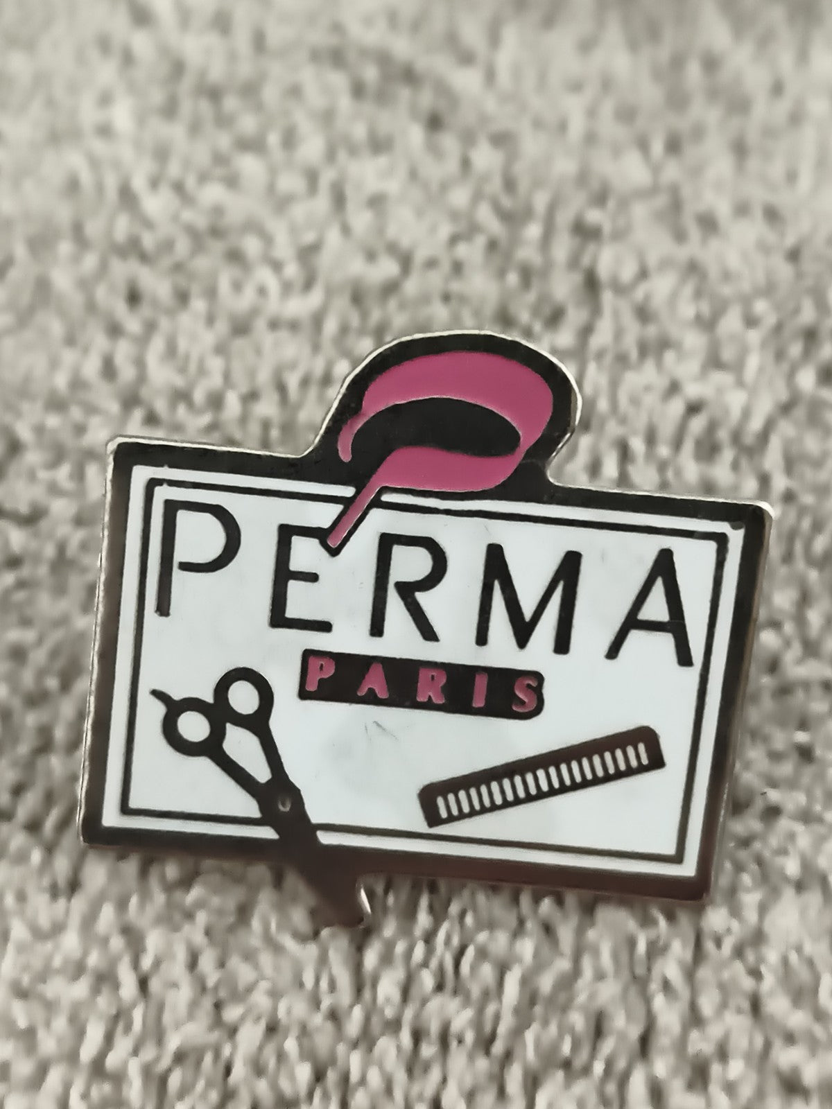 Pin's vintage PERMA Paris coiffeur logo ciseaux peigne années 80 rétro