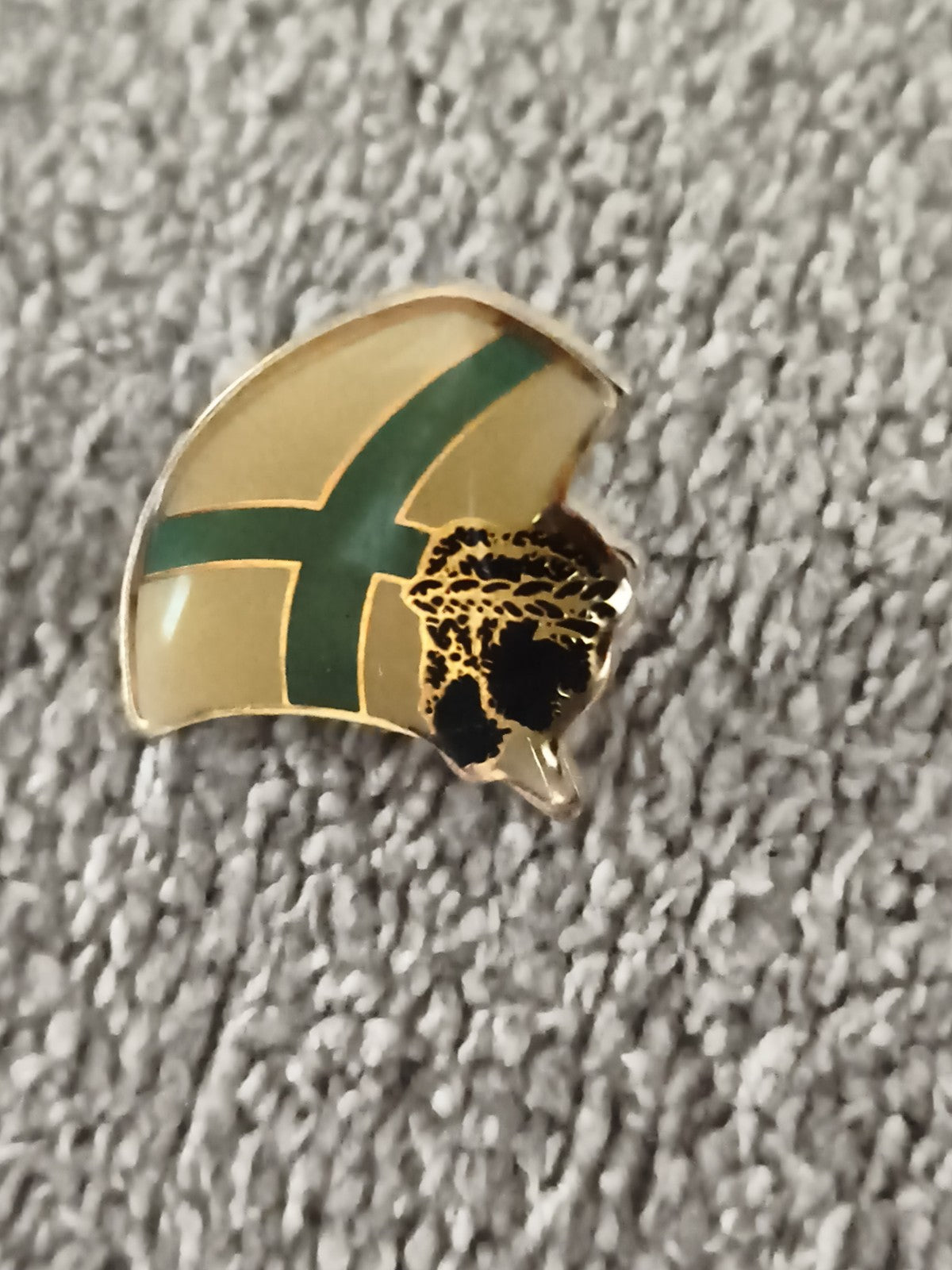 Pin's vintage blason fond beige croix verte tête de bison émaillée (Ref 11)