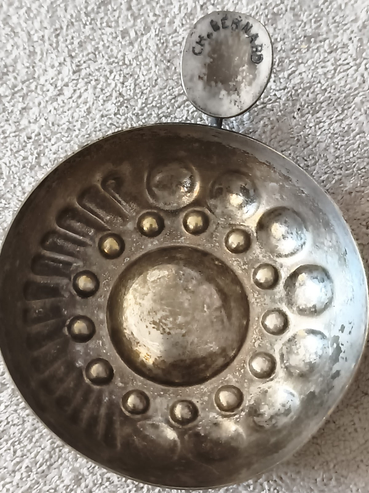 Tastevin ancien CH. Bernard aspect argenté, cavités perlées, vin, vintage