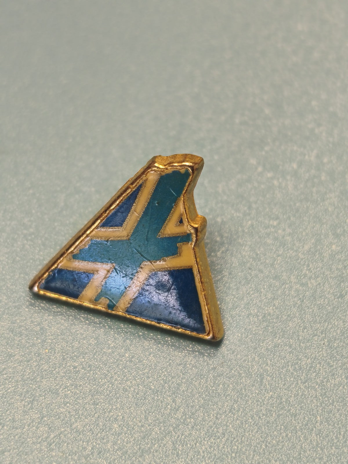 Vintage pin's Marseille triangle bleu doré collection années 80-90 (Ref 4)