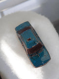 Voiture miniature vintage bleue, modèle ancien rétro, jouet d'occasion