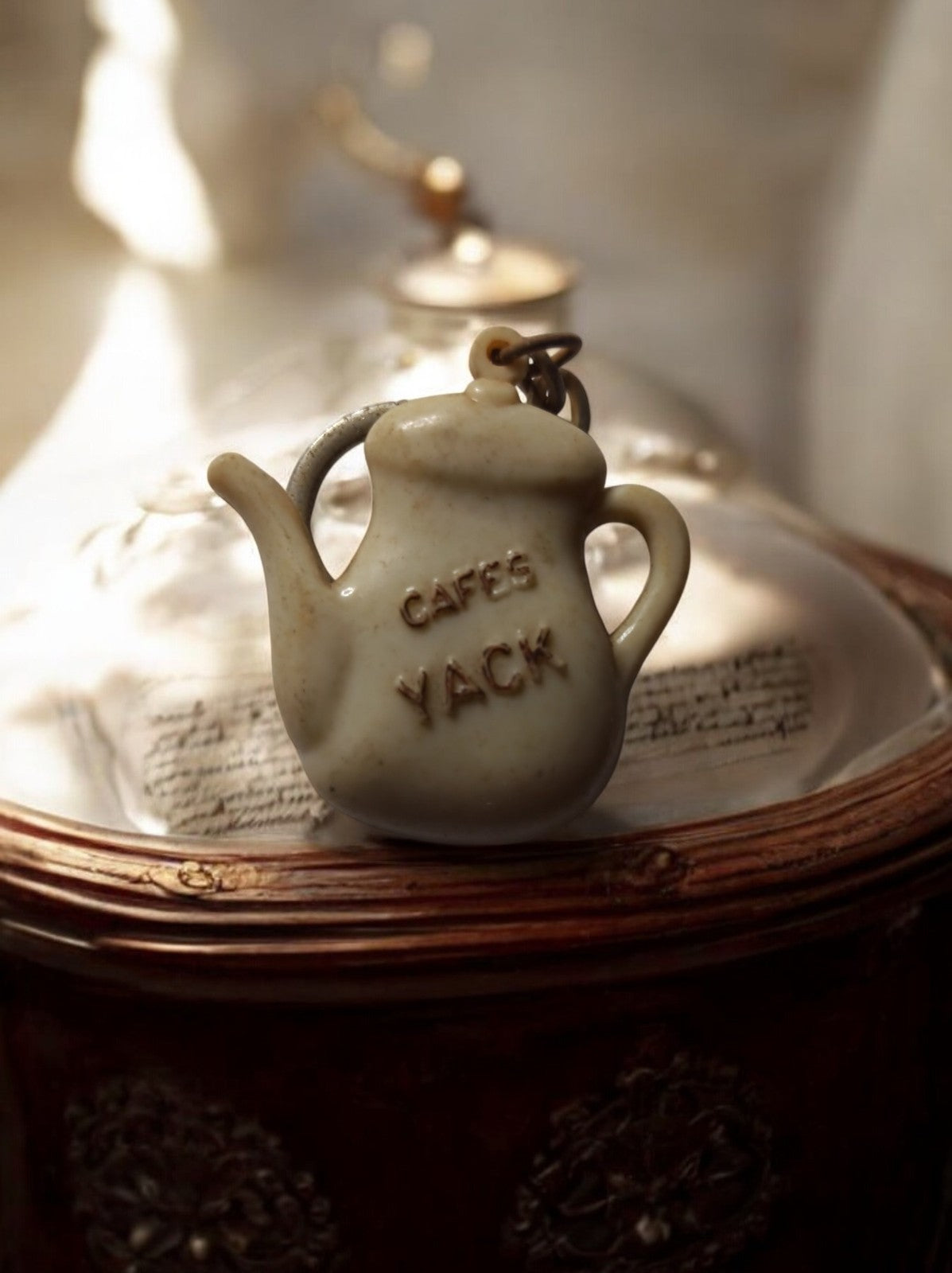 Porte-clés vintage Cafés Yack publicitaire, forme cafetière rétro, ancien pub