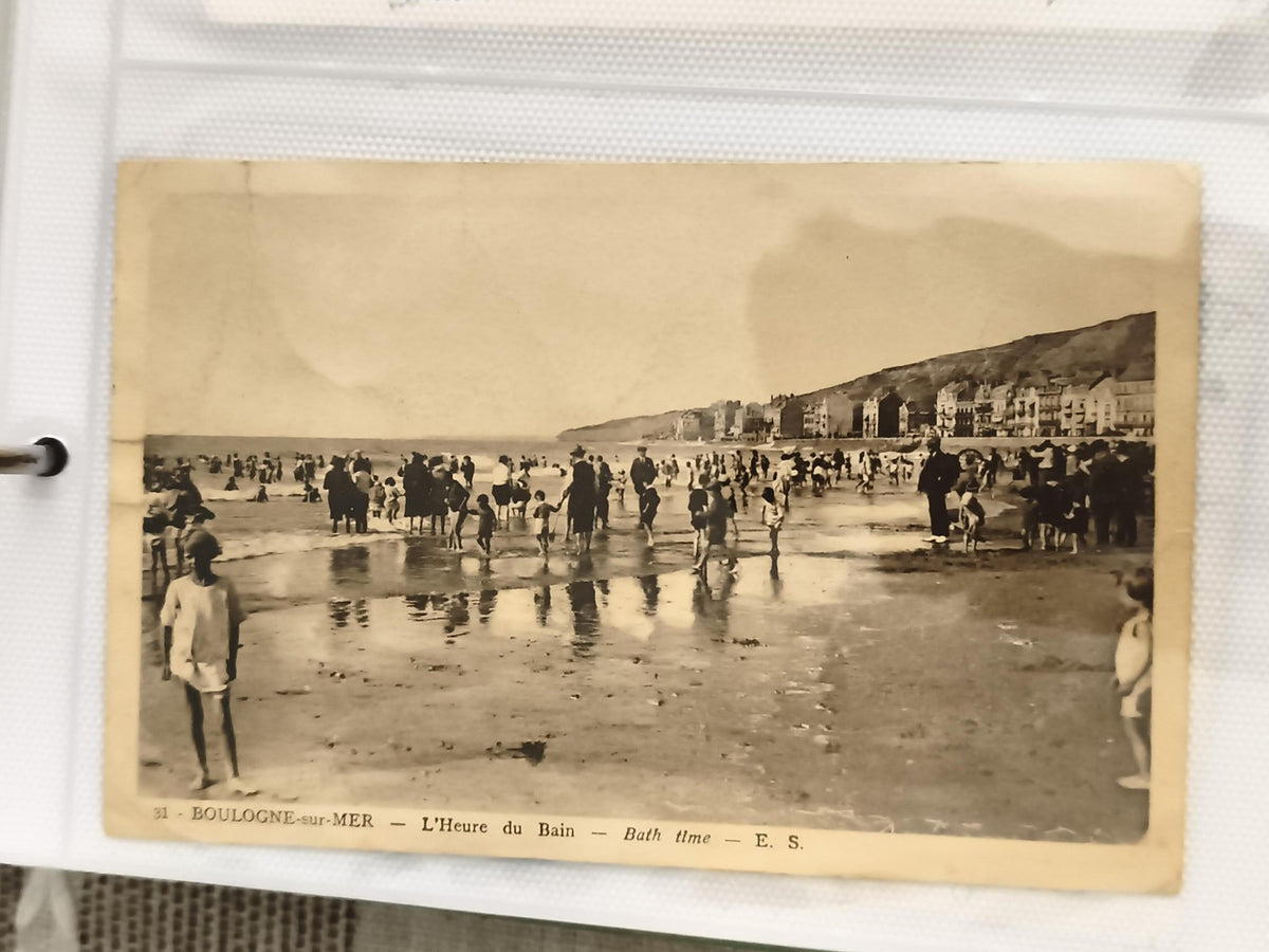 Carte postale ancienne Boulogne-sur-Mer L’Heure du Bain plage animée CPA