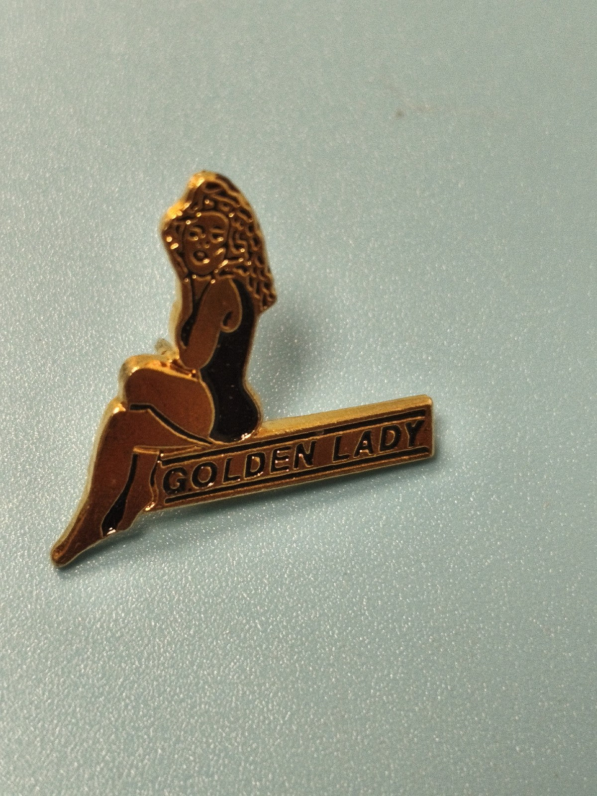 Vintage pin's Golden Lady silhouette dorée collection rétro (Ref 13)