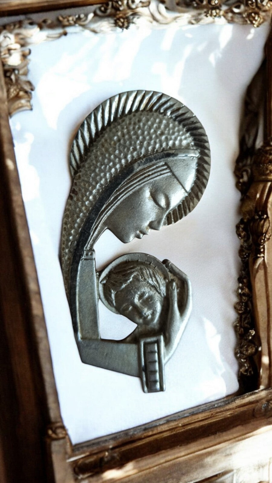 Médaille religieuse vintage Vierge à l'Enfant finition dorée Communion foi