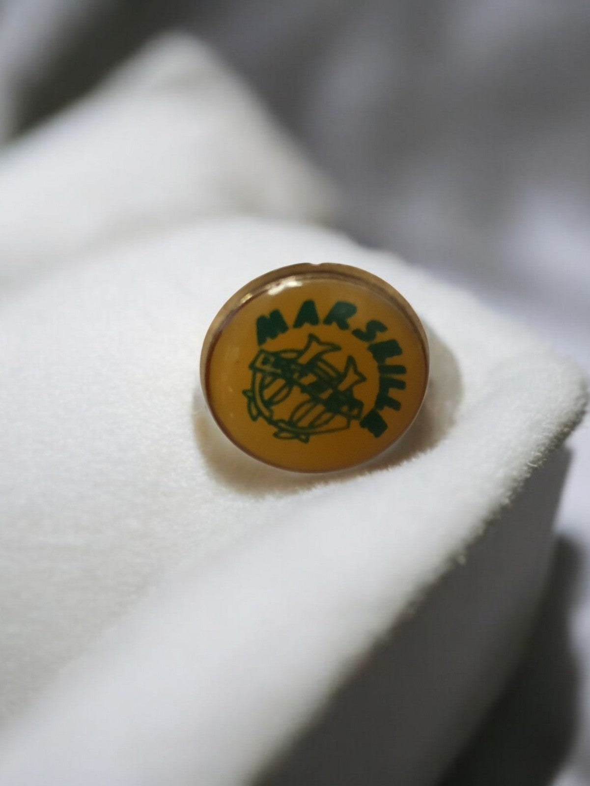 Pin's vintage Olympique de Marseille OM rond jaune rétro football ancien