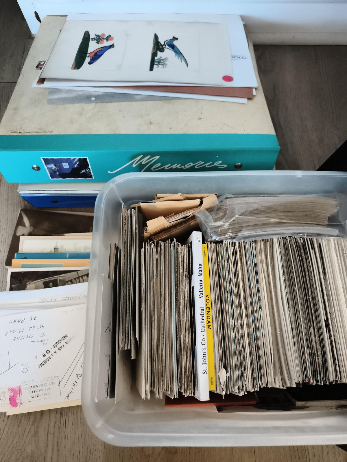 Lot de classeurs philatélie Memoris et boîtes de rangement papiers