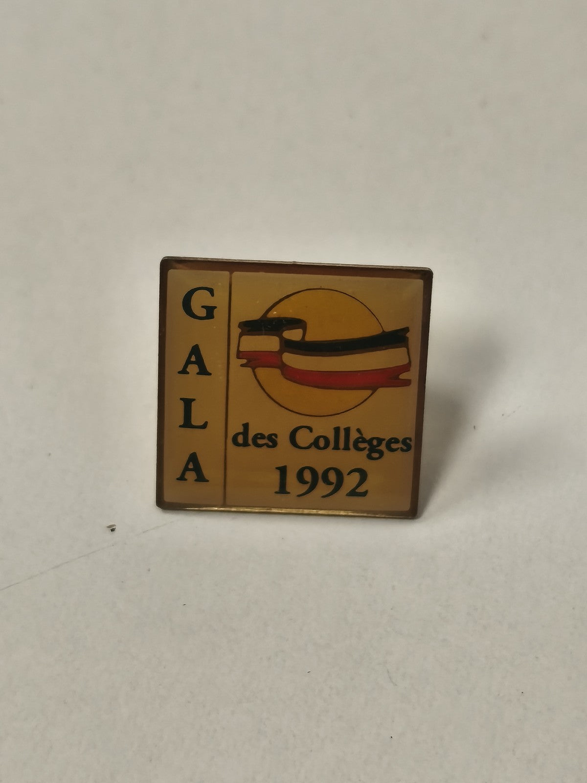 Pin's rétro ancien Gala des Collèges badge collection vintage années 80 90 rare
