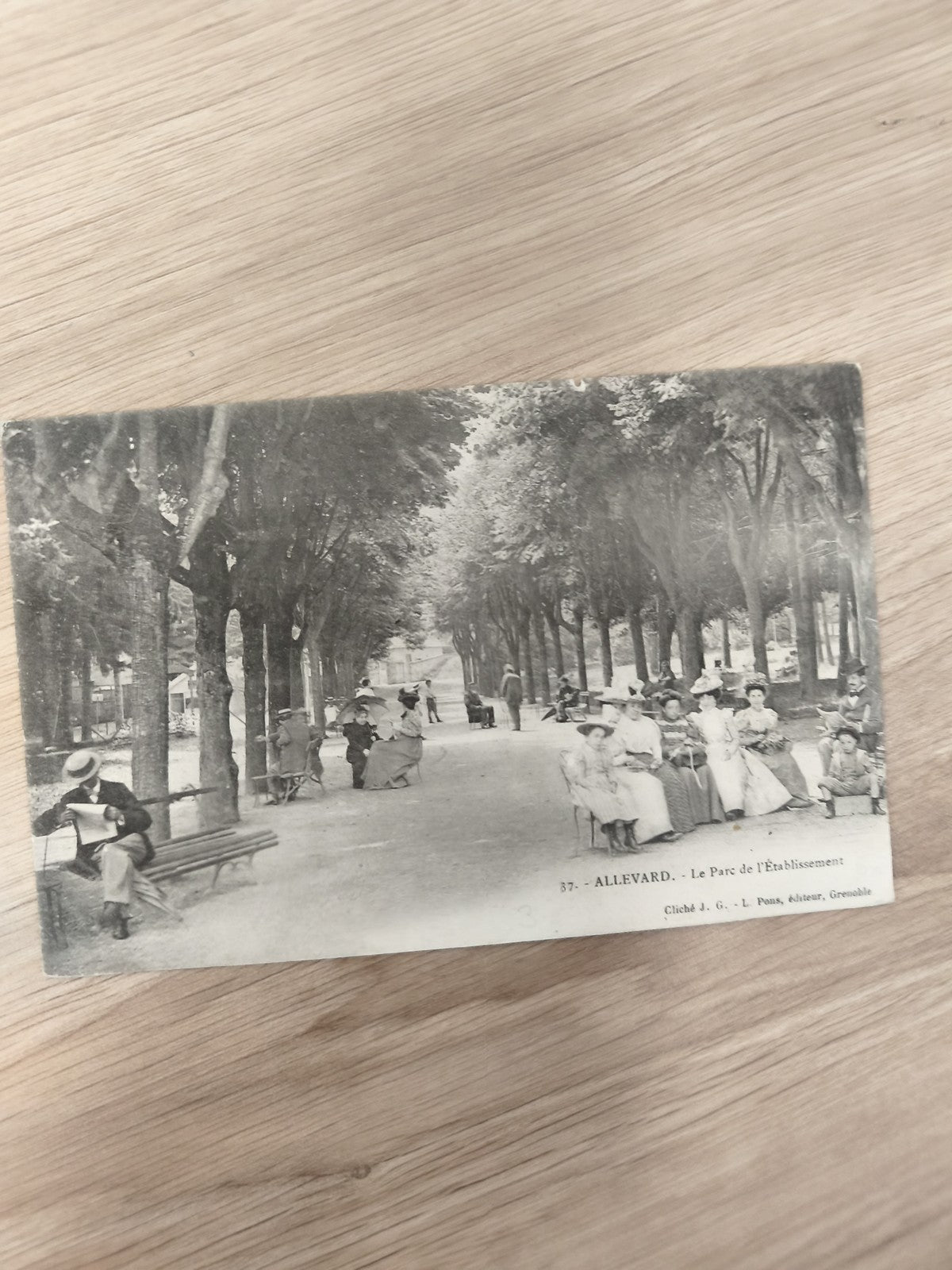 Carte postale ancienne ALLEVARD Parc de l?Établissement, scène animée, vintage