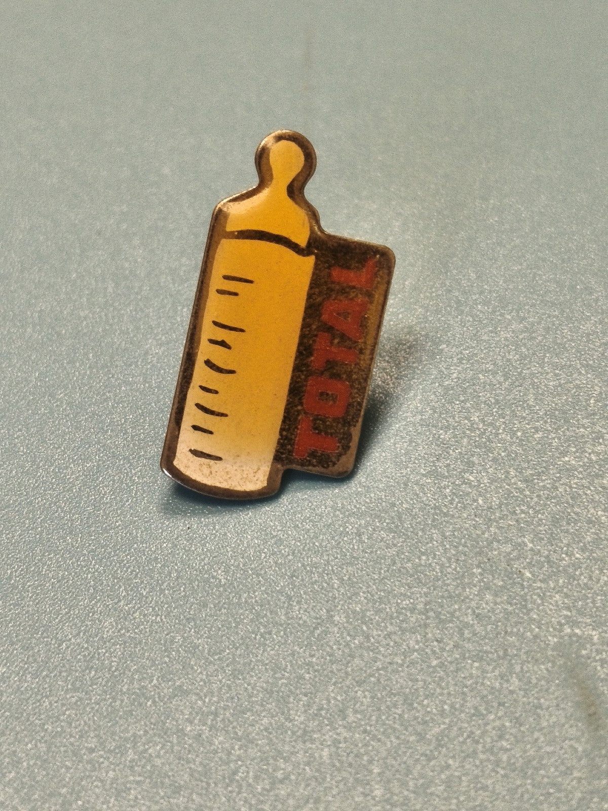Vintage pin's publicitaire TOTAL biberon jaune ? collection années 80-90