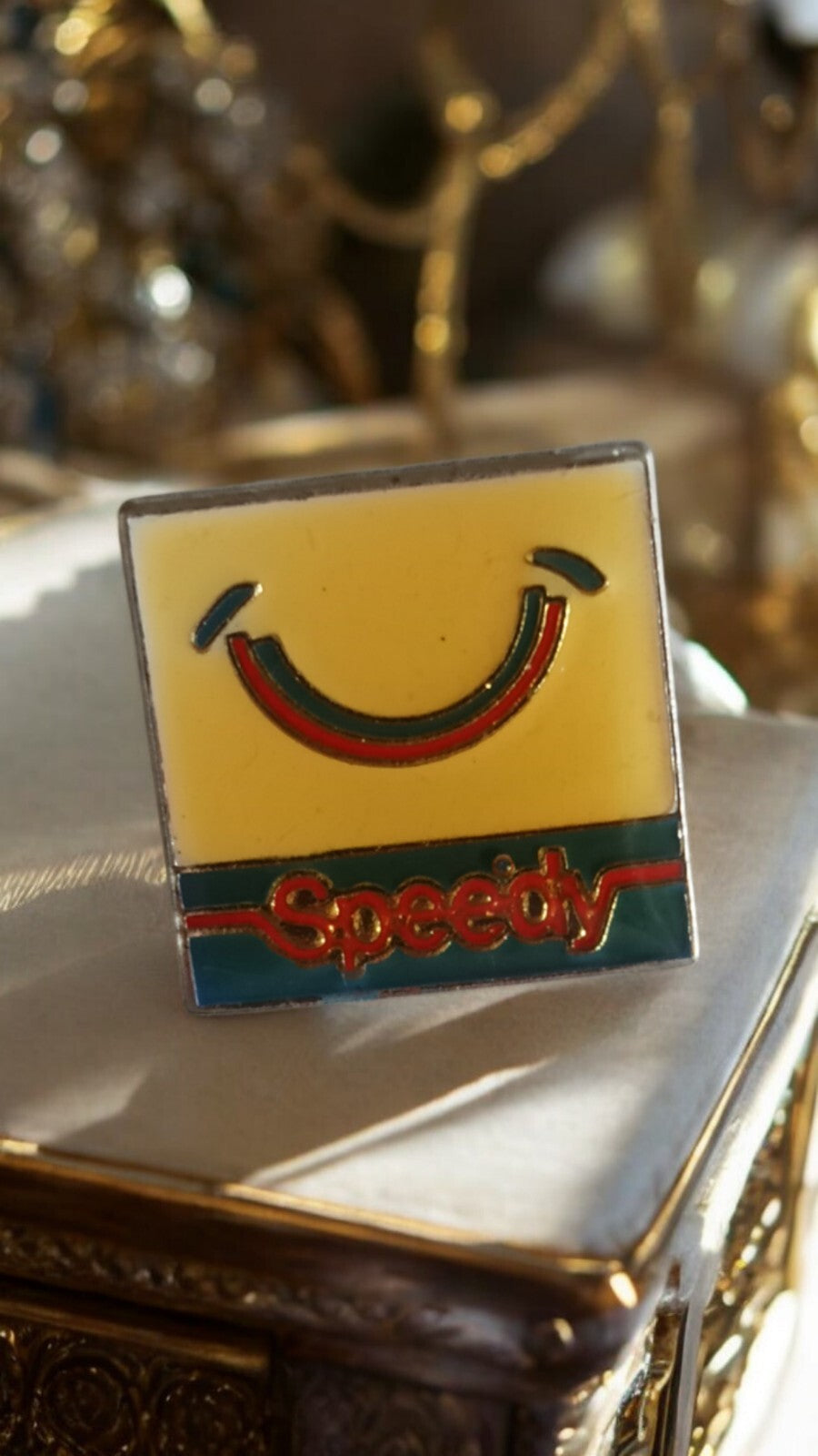 Pin's vintage Speedy années 80 émaillé jaune logo rétro publicitaire
