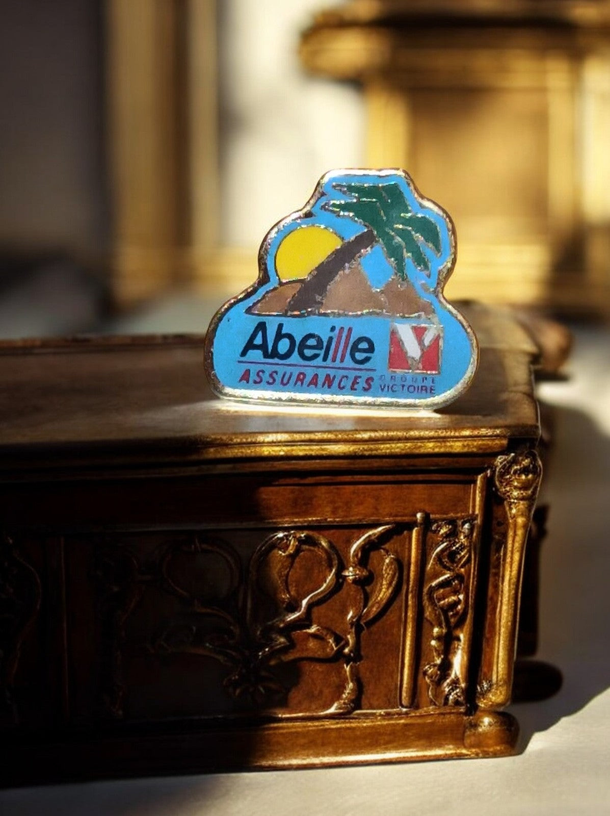 Pin's Abeille Assurances vintage rétro logo Groupe Victoire