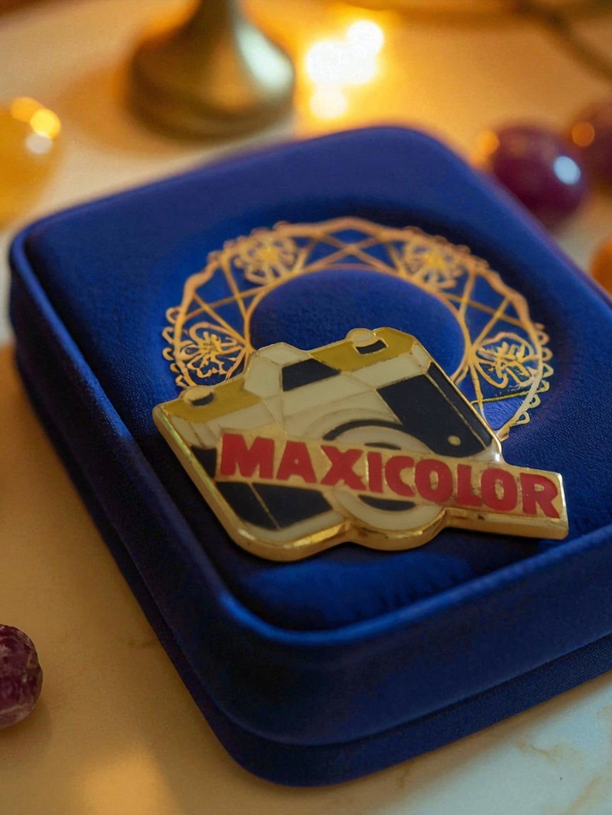 Vintage advertising pin MAXICOLOR camera limited edition