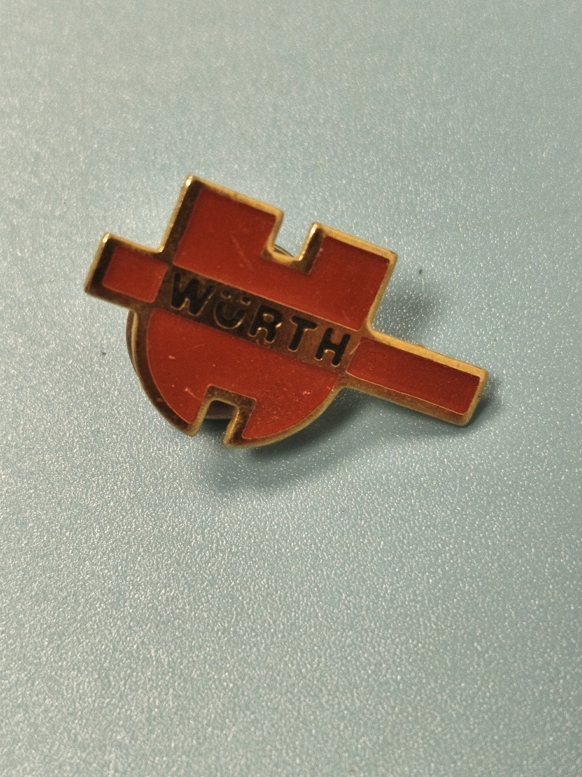 Vintage pin's Wurth logo rouge forme outil collection badge ancien