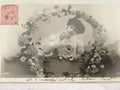 Carte postale ancienne femme fleurs, début XXe, photo sépia, timbre oblitéré